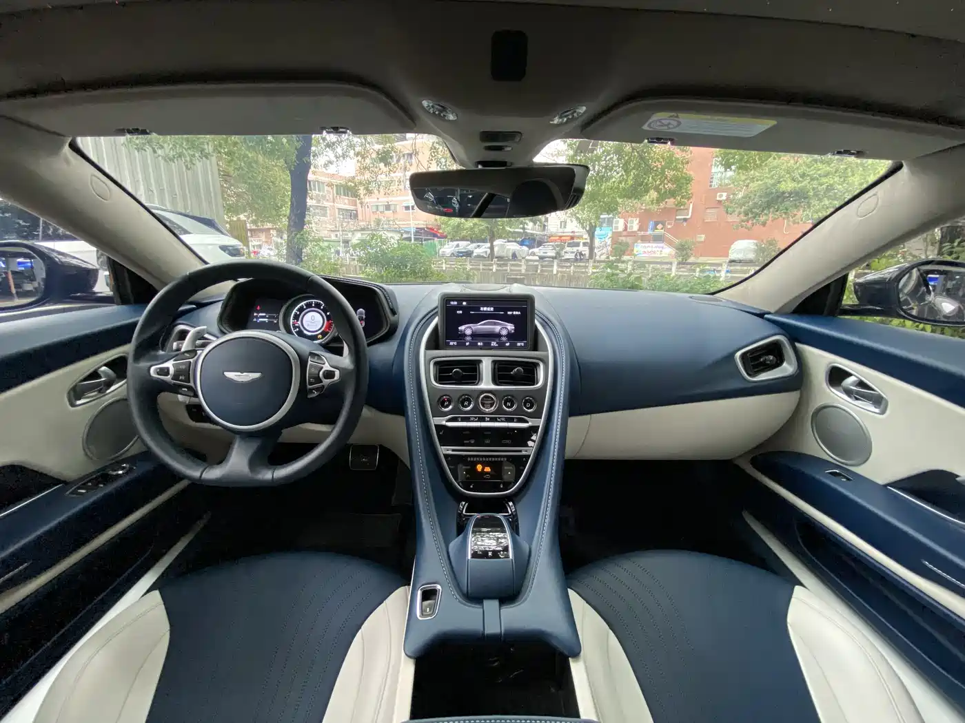ASTON MARTIN DB11