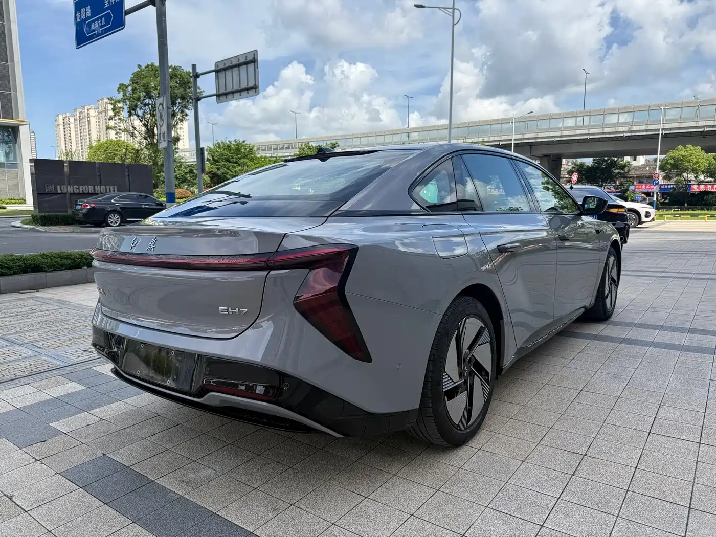 Hongqi EH7 2025 640 AWD Smart Selection Edition фото 15