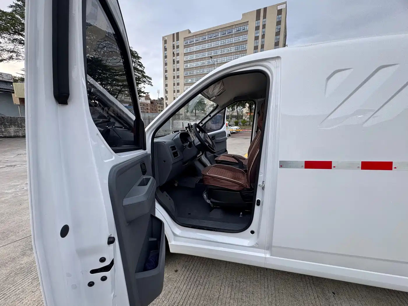 Wuling Motors Wuling Yangguang 2026 2024 Model 300km Comfort Enclosed Window Version 75kW