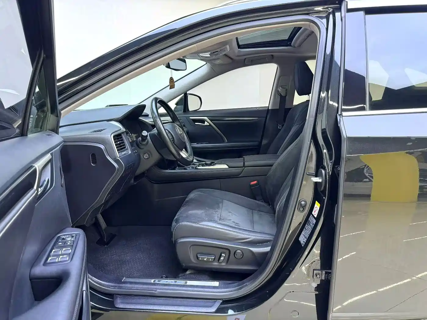 Фото 4 - Lexus RX