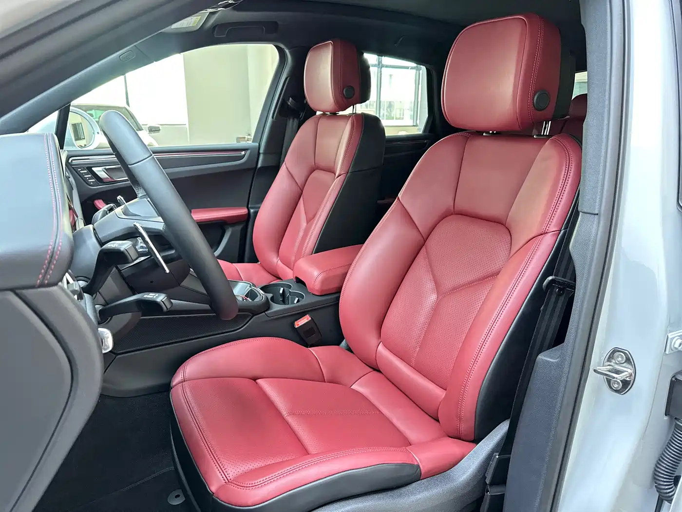 PORSCHE MACAN