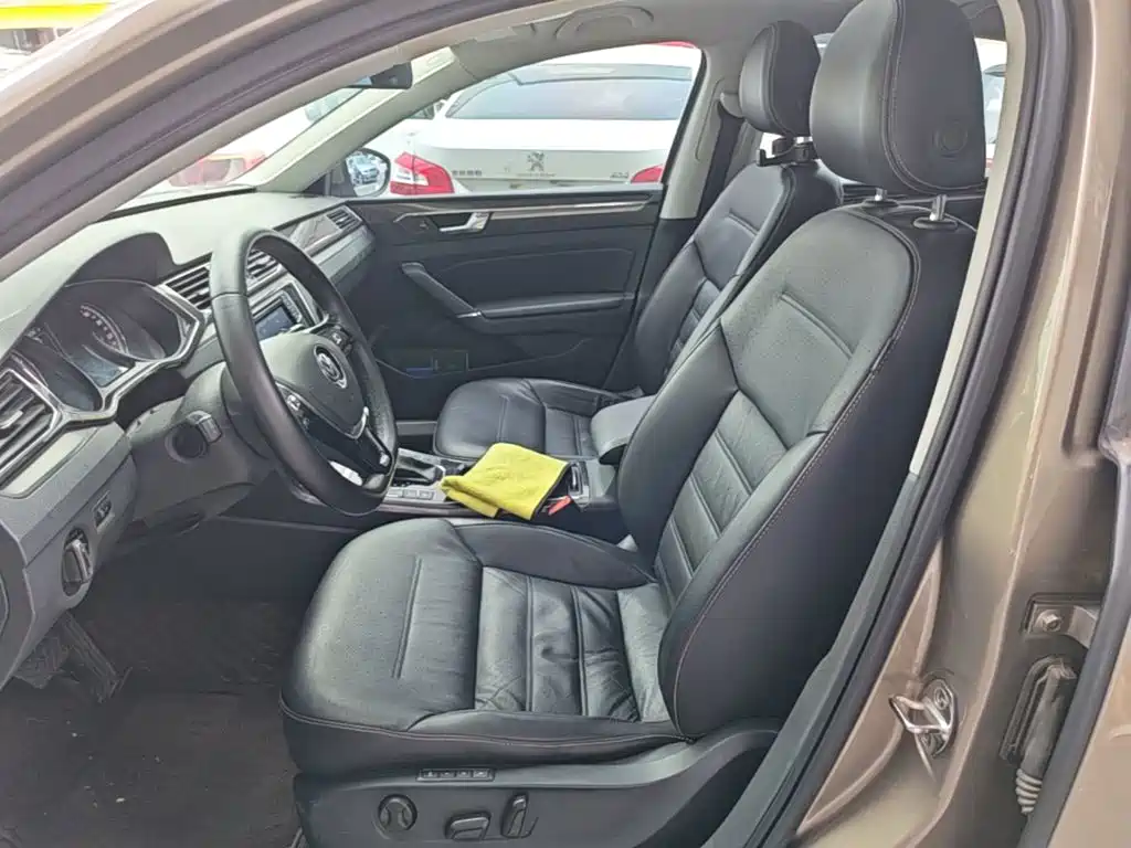 Фото 15 - Volkswagen Passat