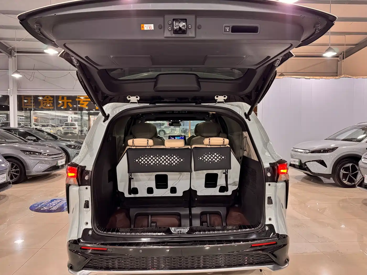 Toyota Granvia 2023 2.5L Hybrid Prestige PLUS Edition фото 19