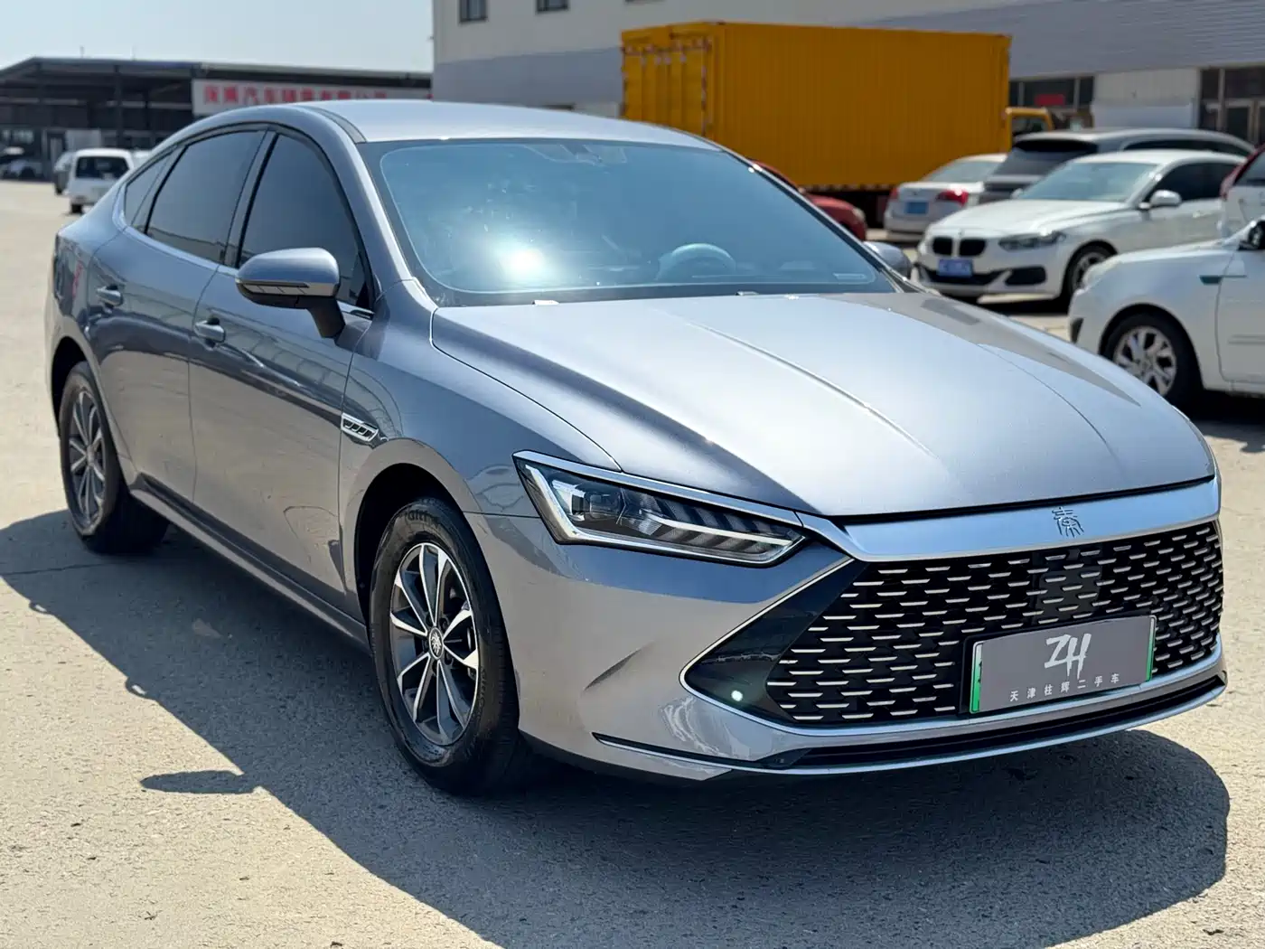 BYD Qin PLUS 2024 Glory Edition DM-i 55KM Leading фото 3