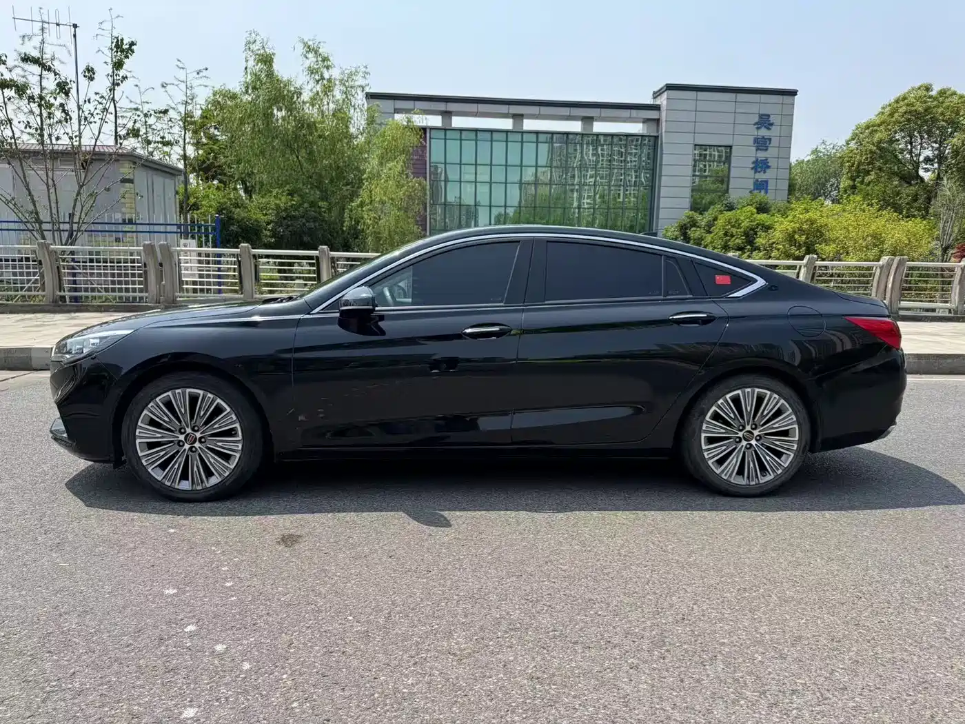 Hongqi H5 2022 Classic 1.8T Auto Smart Connect Flagship Comfort Edition фото 4