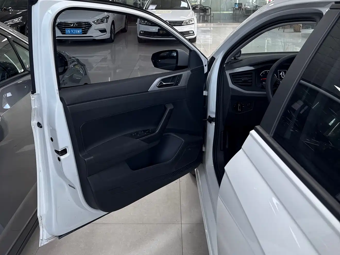 VOLKSWAGEN POLO