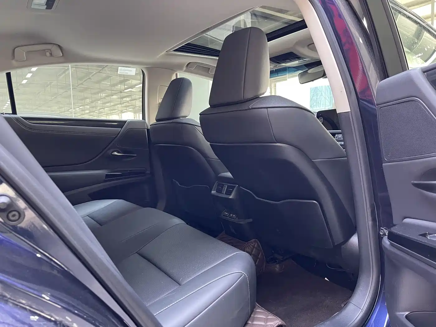Lexus ES 2023 200 Excellence Edition фото 6