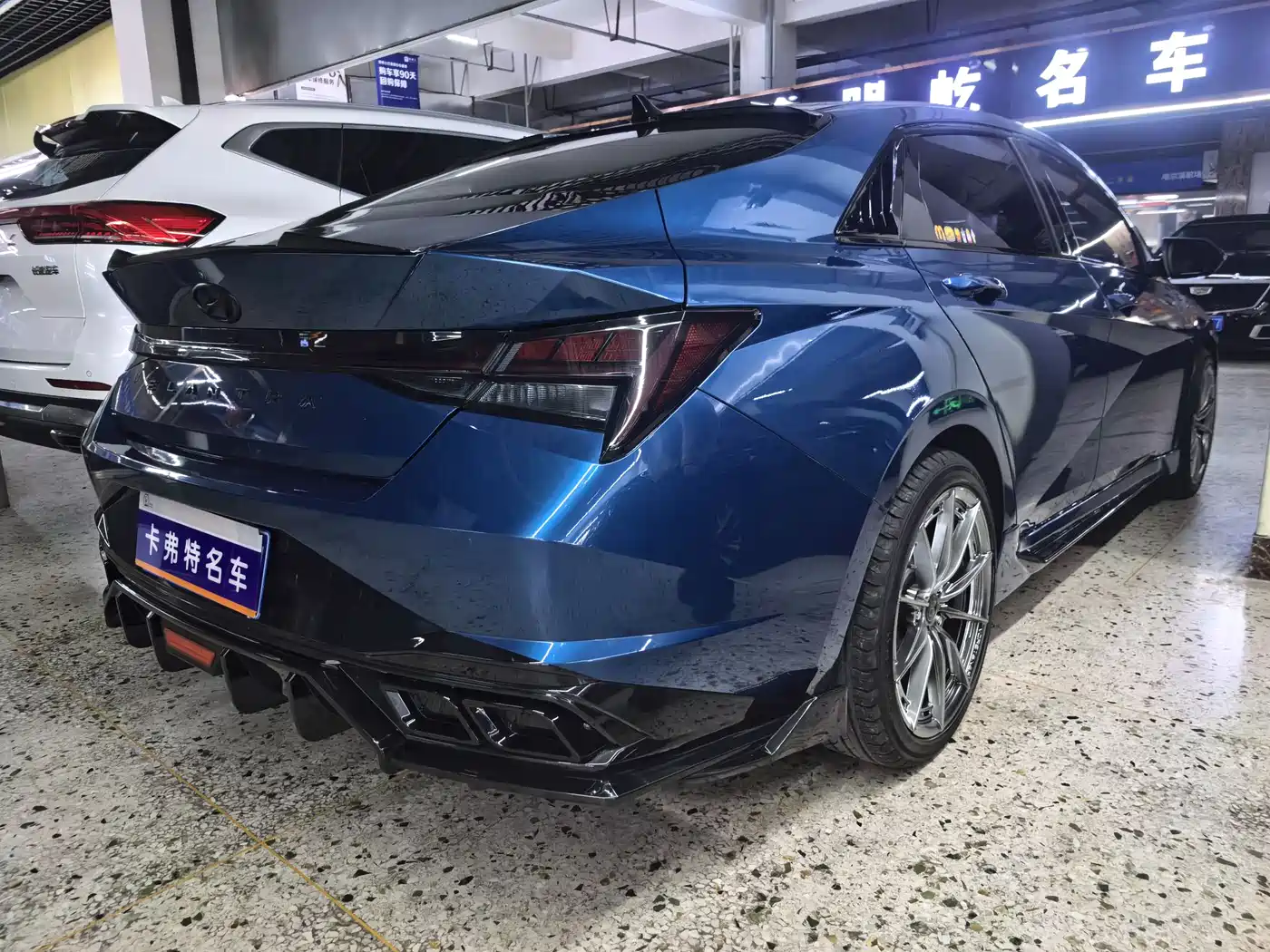 Hyundai Elantra 2021 1.5L CVT LUX Premium Edition фото 12