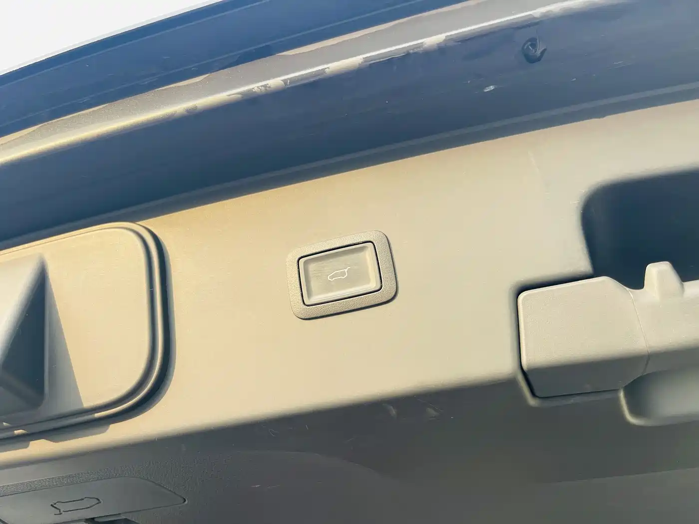 Hongqi HQ9 2023 2.0T Smart Connect Flag Enjoy Edition фото 10