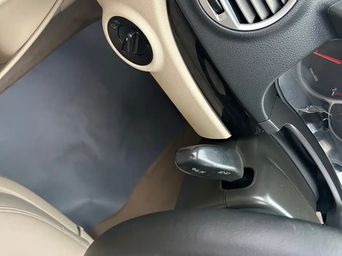 Volkswagen Lavida 2011 1.6L Automatic Pinxuan Edition фото 8