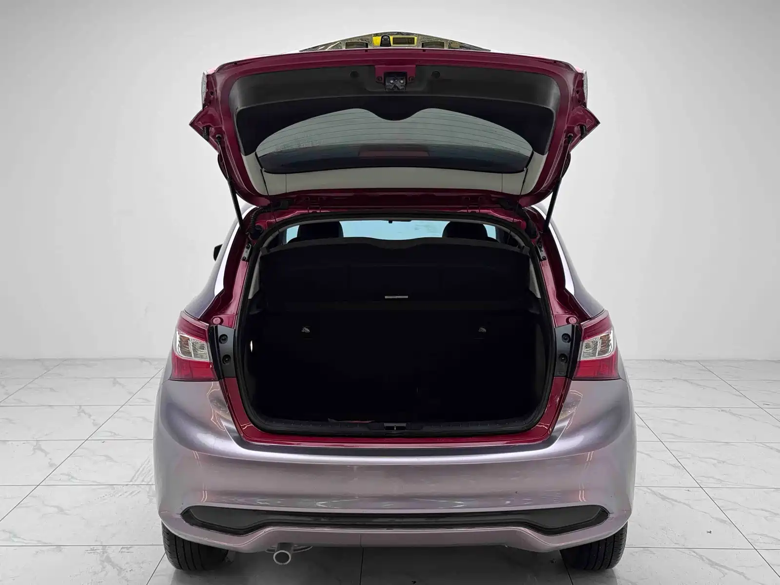 Фото 9 - Nissan Tiida