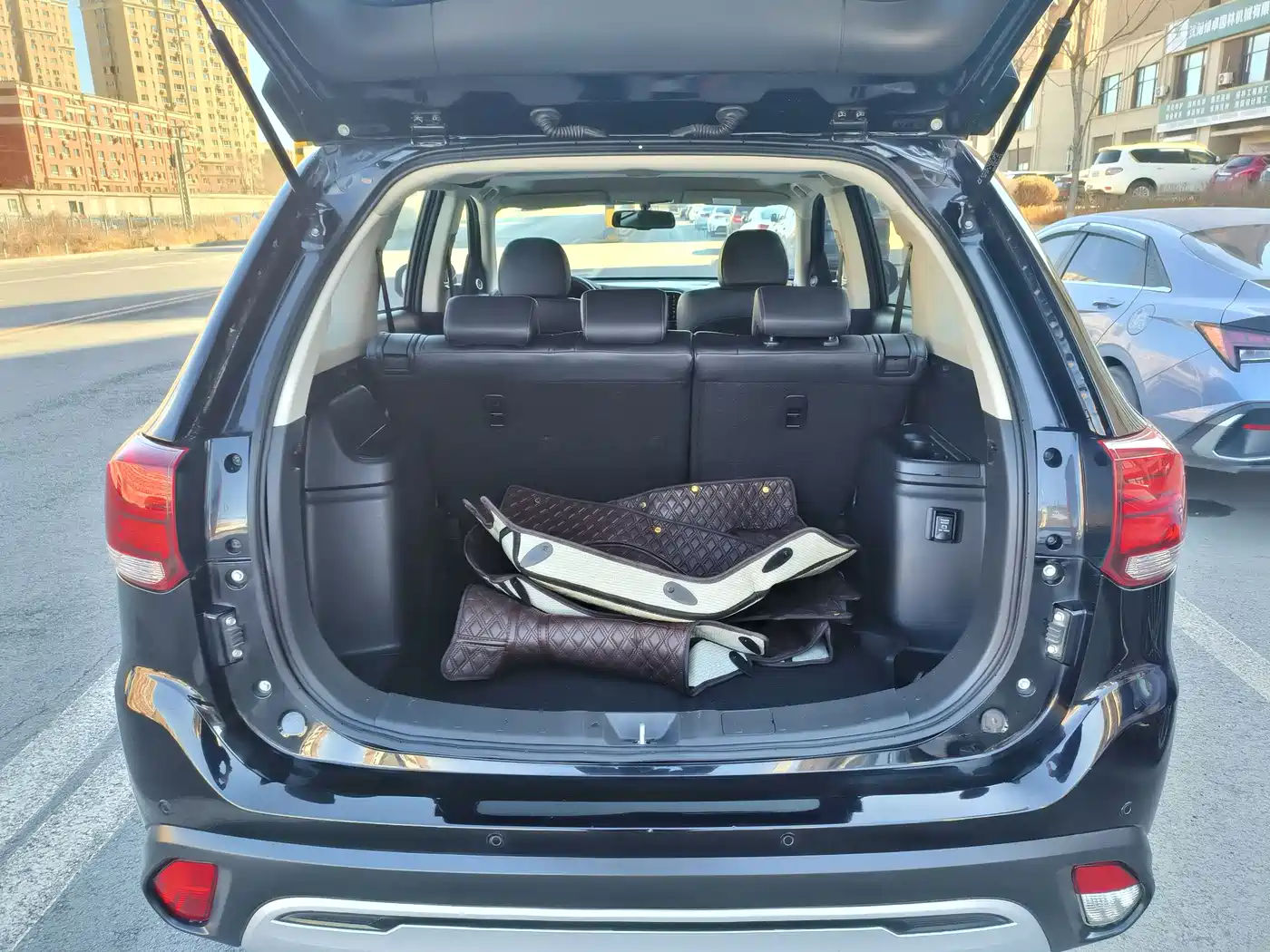 MITSUBISHI OUTLANDER