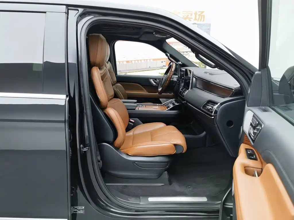 Фото 23 - Lincoln Navigator