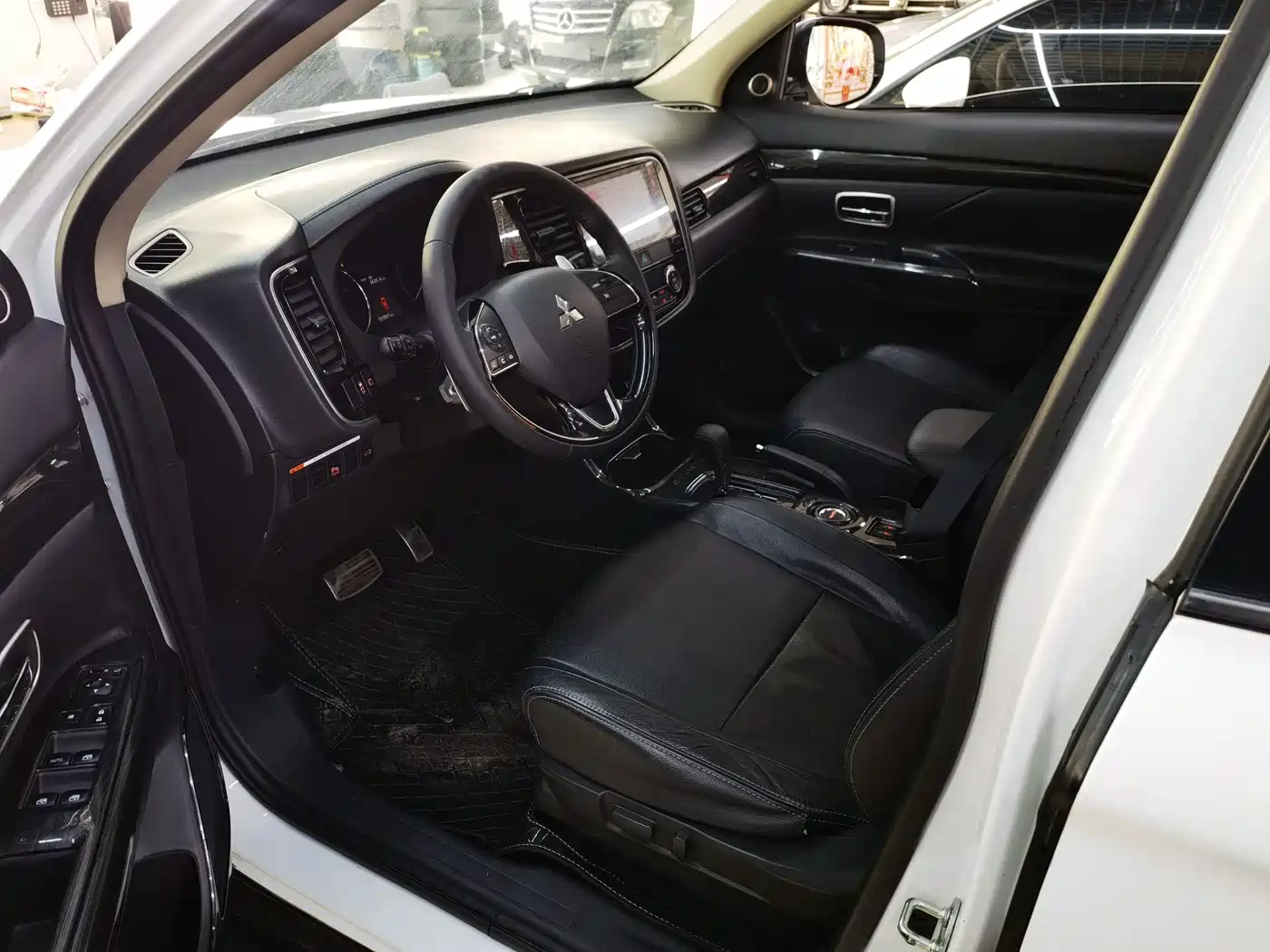 MITSUBISHI OUTLANDER