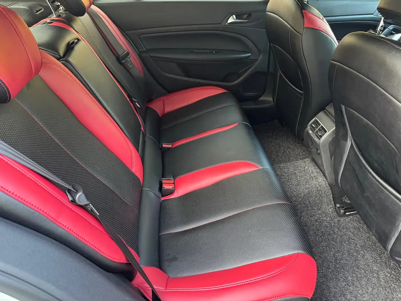 Peugeot 408 2015 Model 1.2T Automatic Luxury Edition фото 6