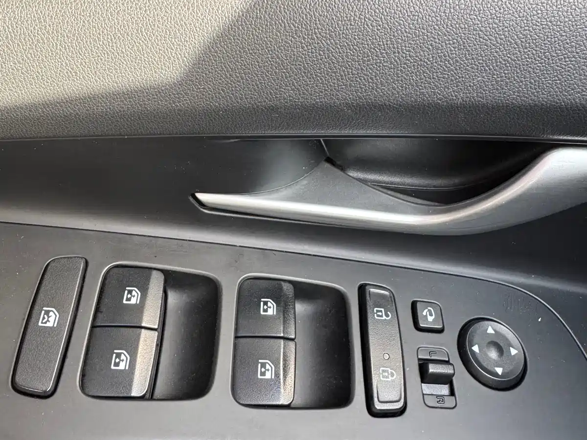 Hyundai Elantra 2022 1.5L CVT LUX Premium Edition фото 13