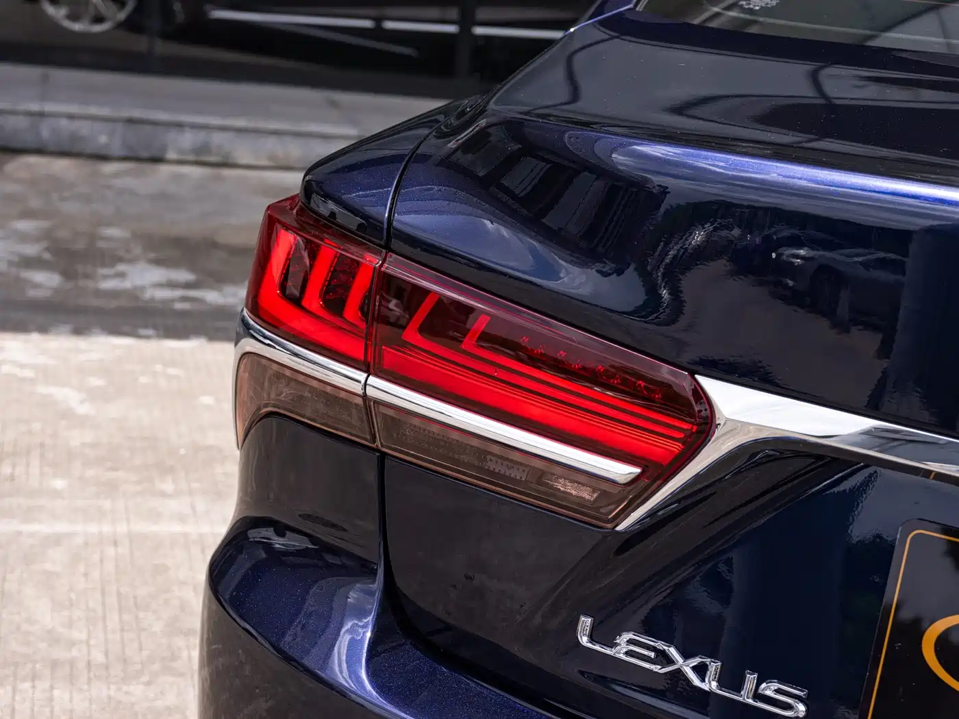 Photo 7 - Lexus LS