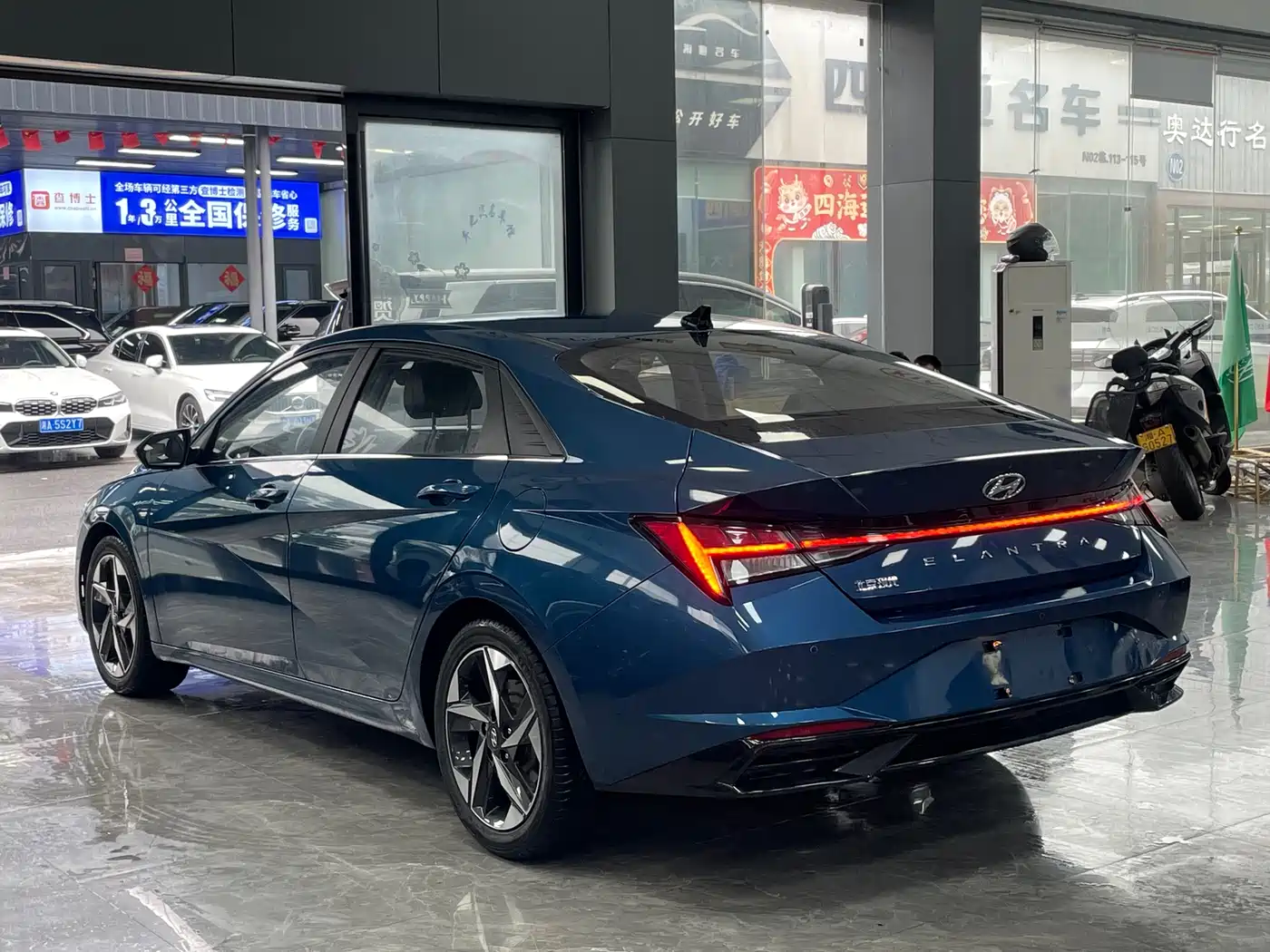 Hyundai Elantra 2022 1.5L CVT LUX Premium Edition фото 15