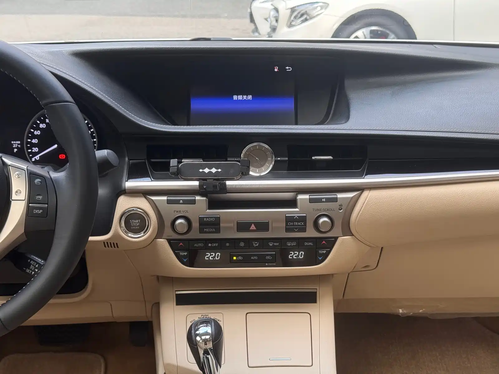 Фото 10 - Lexus ES