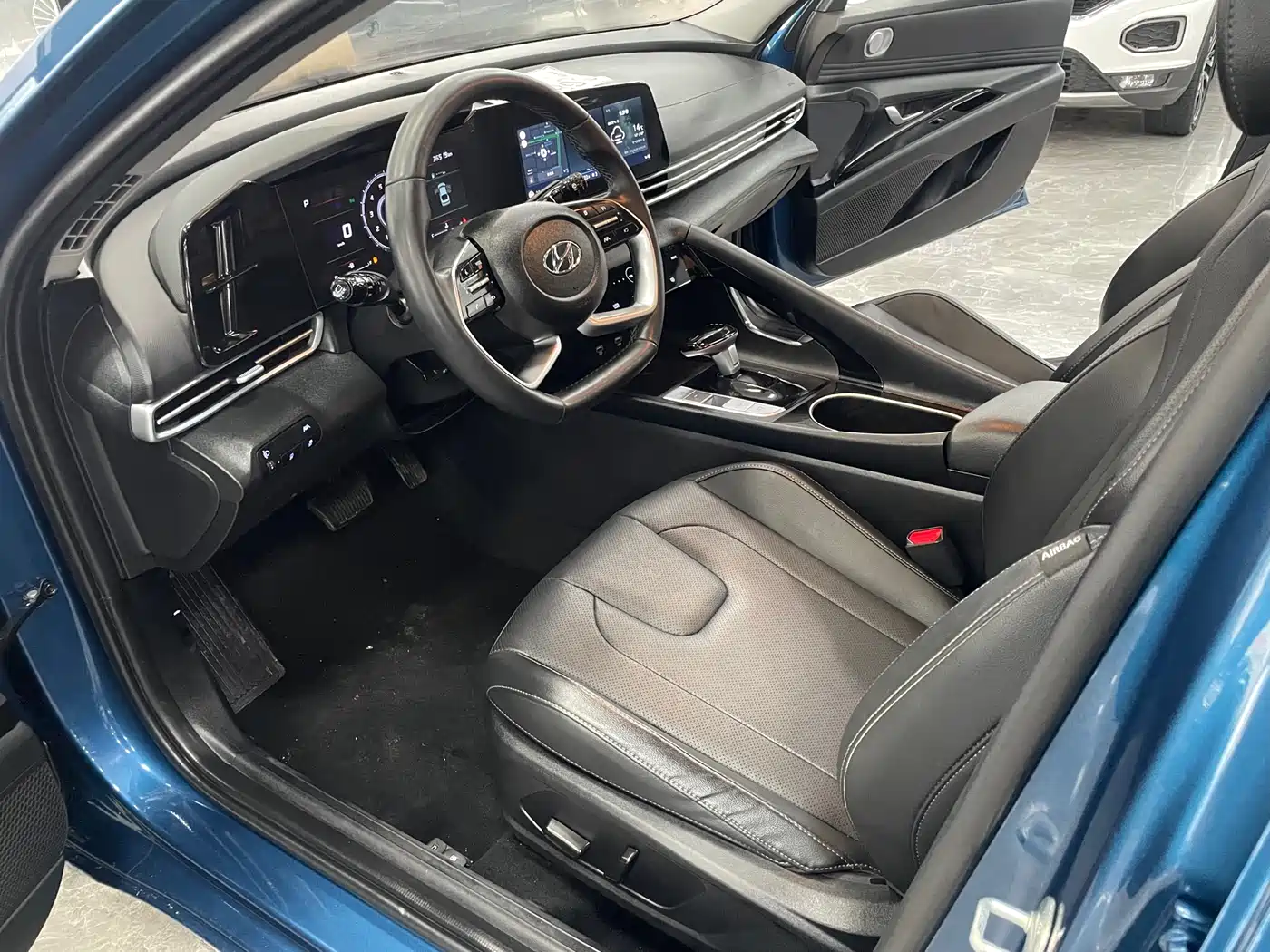 Hyundai Elantra 2022 1.5L CVT LUX Premium Edition фото 5