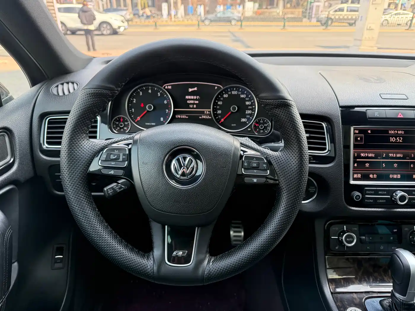 Volkswagen Touareg 2012 R-Line High Spec фото 16