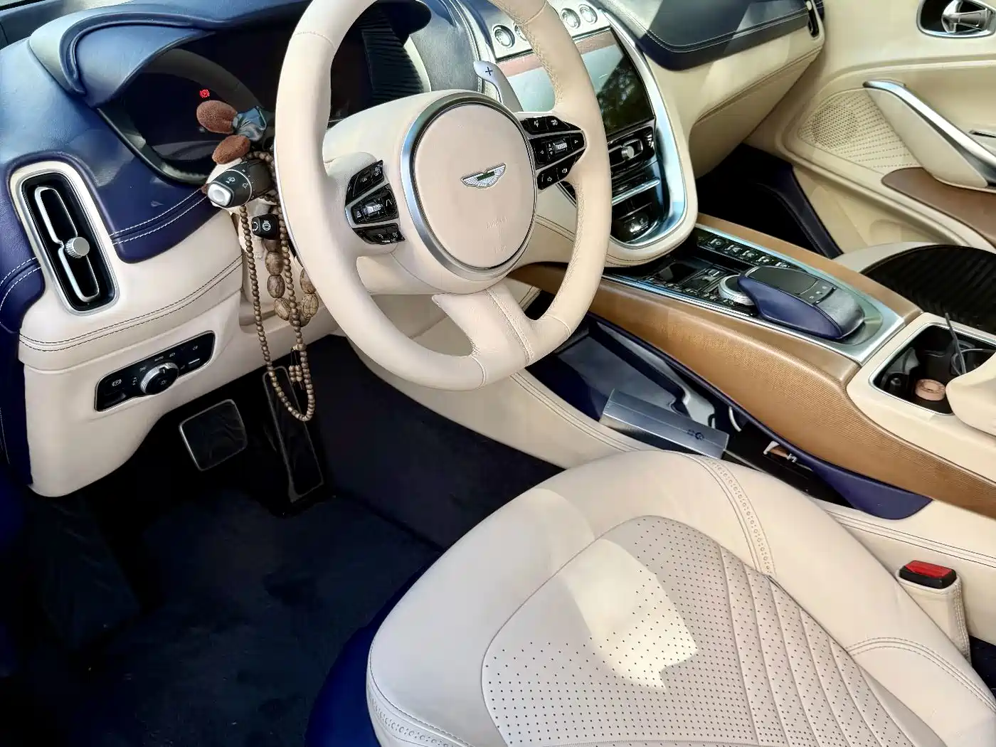 Photo 10 - Aston Martin DBX