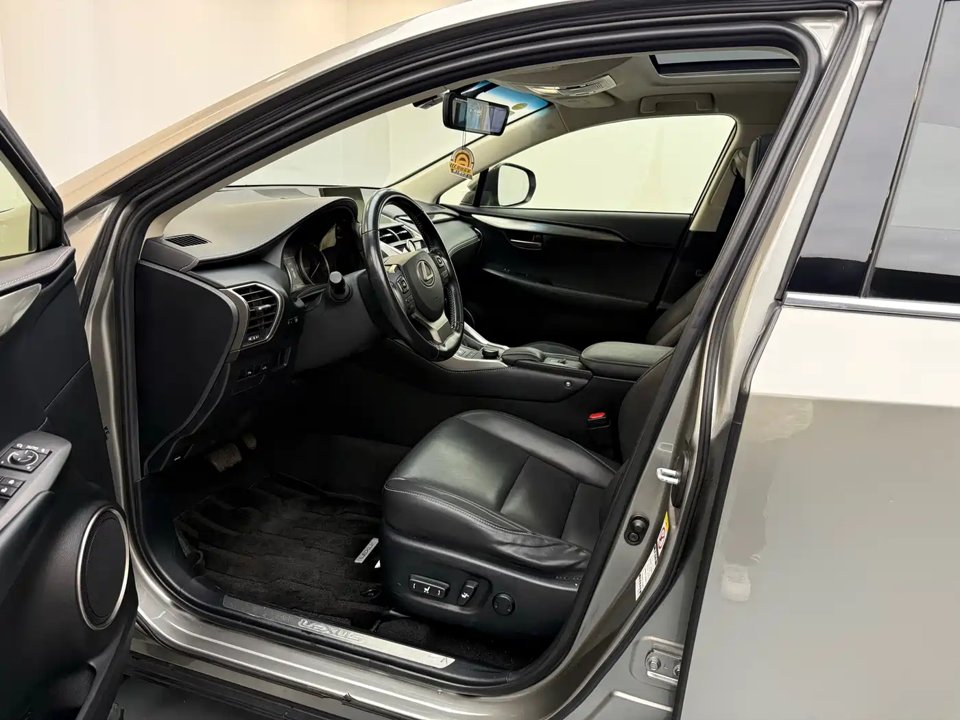 Lexus NX 2015 300h FWD Luxury фото 16