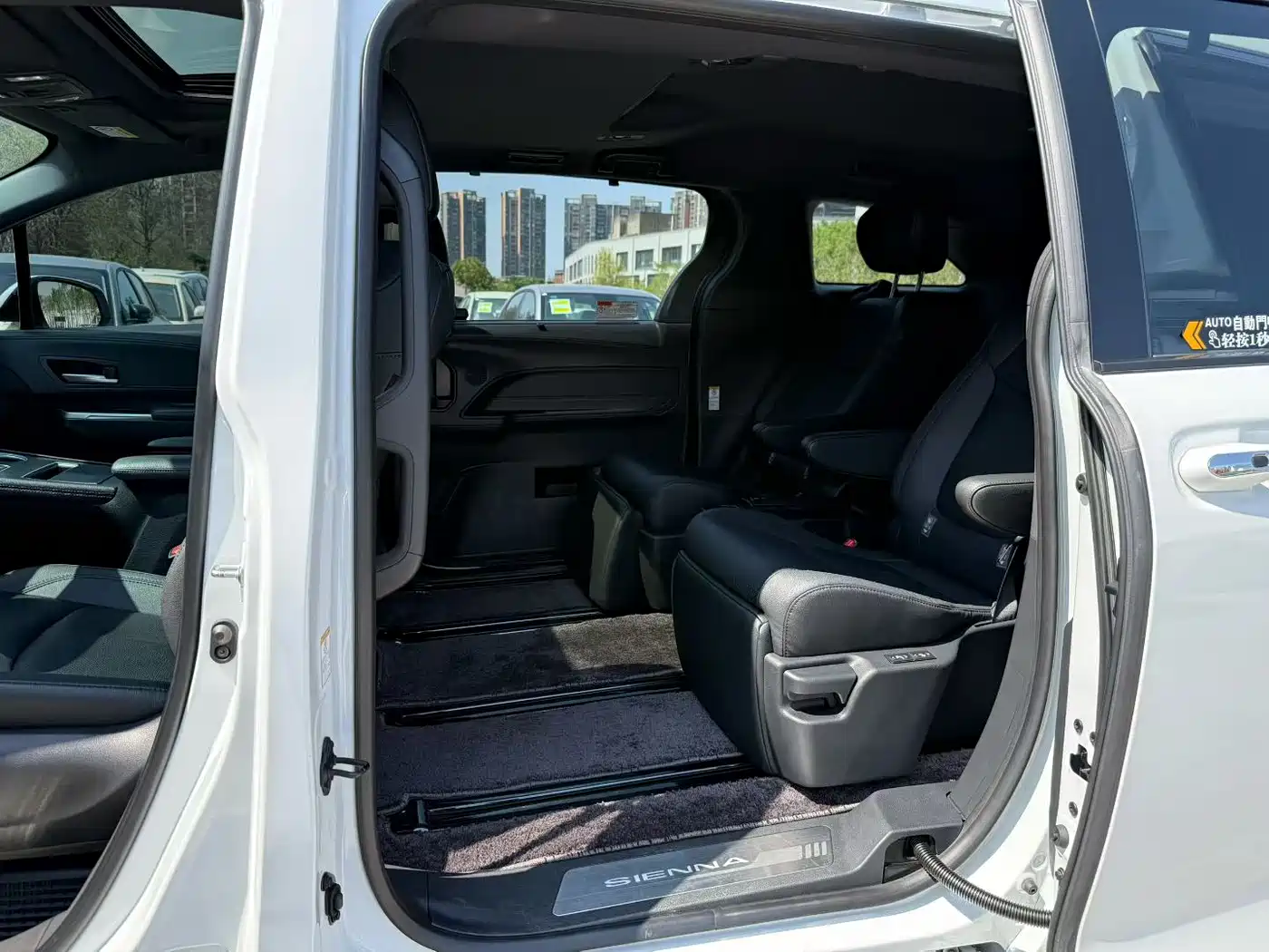 Toyota Sienna 2023 2.5L Hybrid Premium Edition фото 6