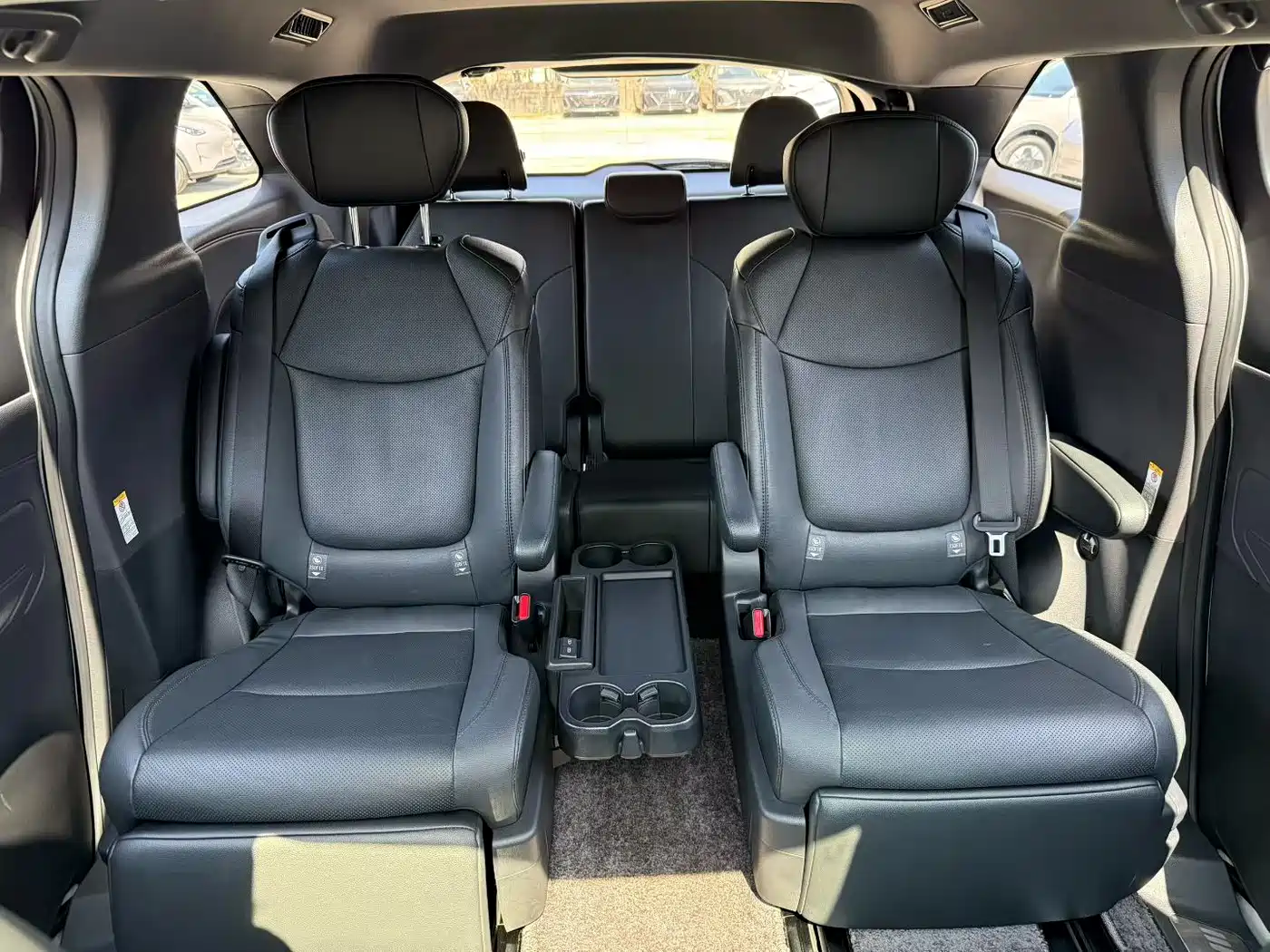 Toyota Sienna 2023 2.5L Hybrid Premium Edition фото 8