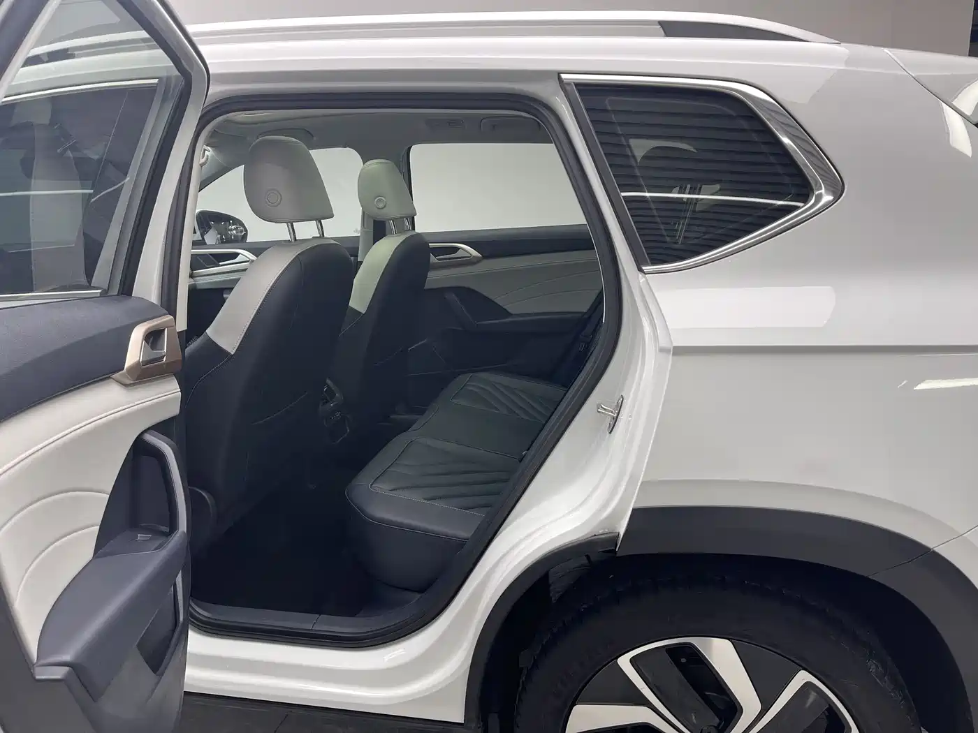 Volkswagen Tharu 2023 300TSI 2WD Full Moon Edition фото 12