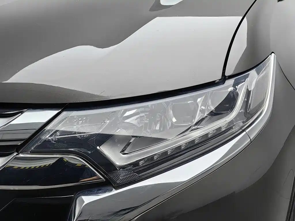 صورة 7 - Mitsubishi Outlander
