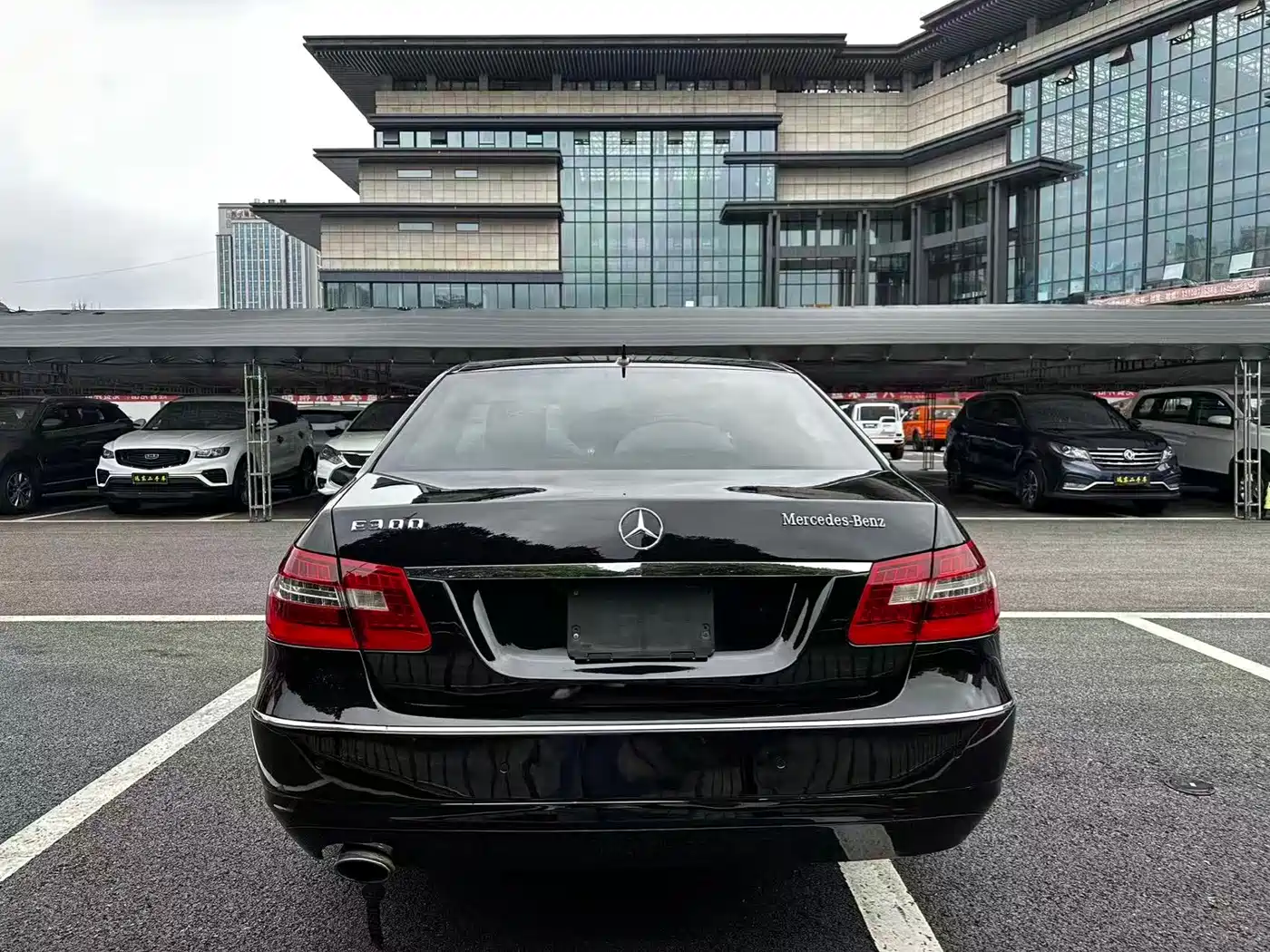 Mercedes-Benz E-Class 2013 Model E 260 L CGI Fashion фото 8