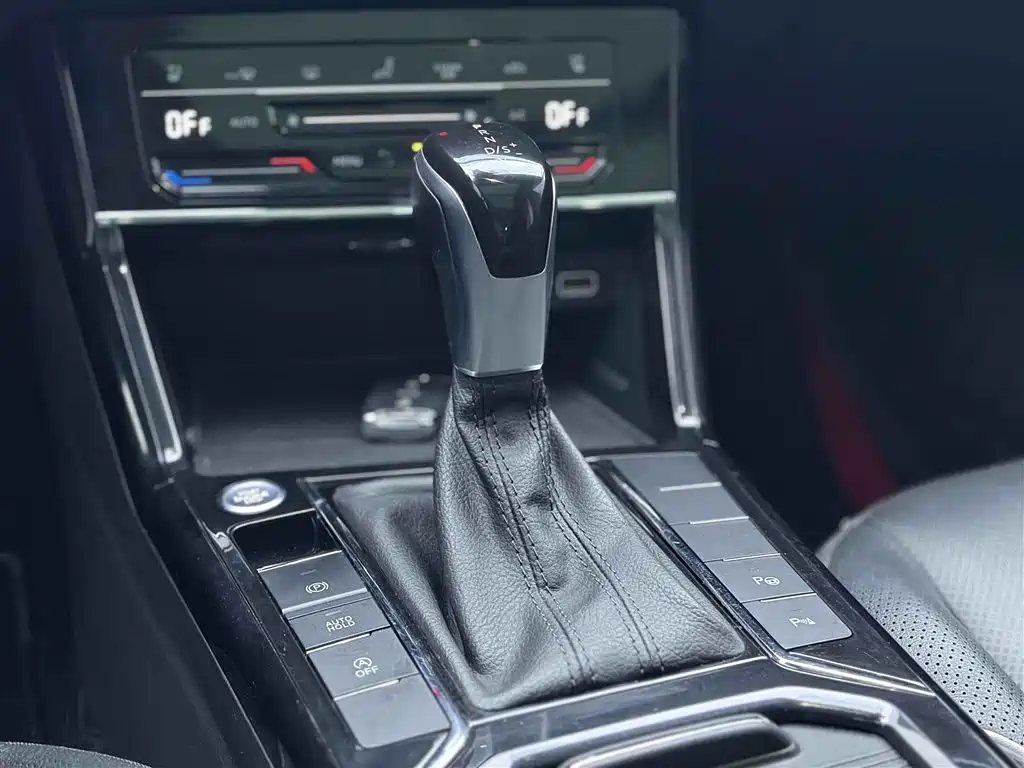 Volkswagen Passat 2022 330TSI Luxury Edition фото 20