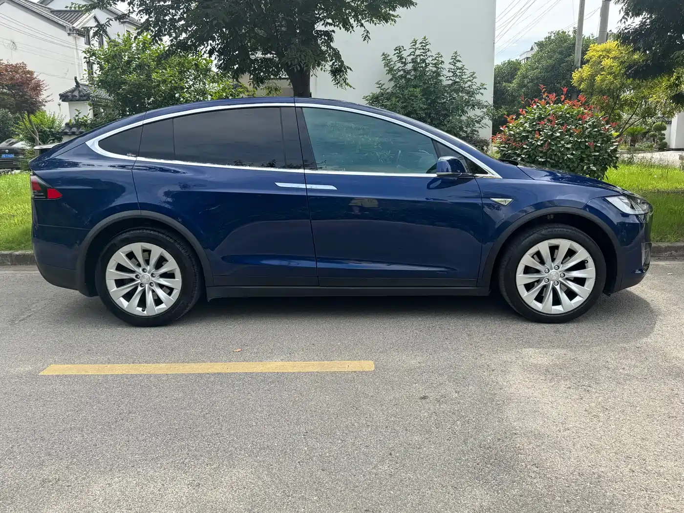 TESLA MODEL X