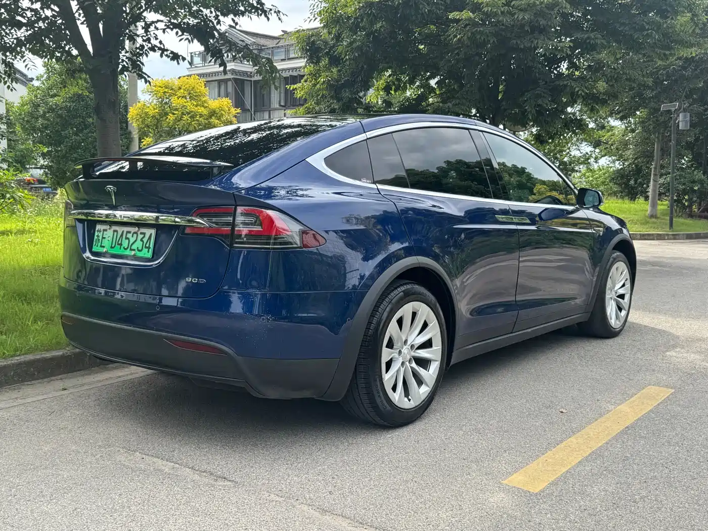 TESLA MODEL X
