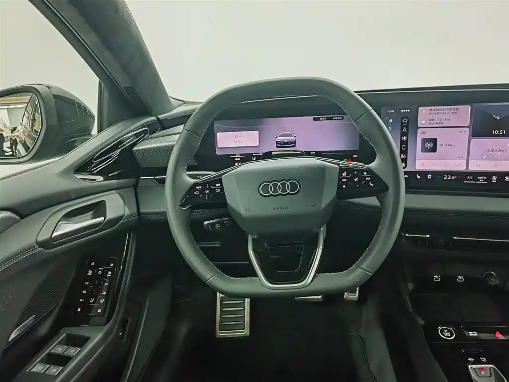 Фото 8 - Audi A6L e-tron