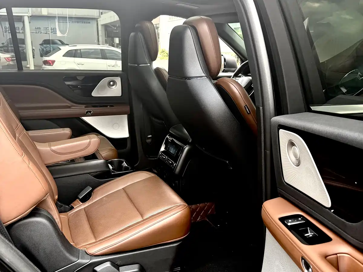 Photo 7 - Lincoln Aviator
