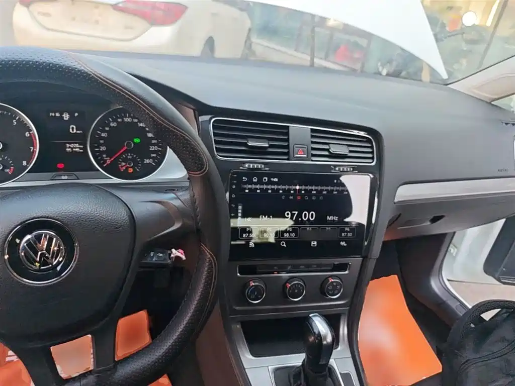 Volkswagen Golf 2016 1.6L Automatic Fashion фото 6