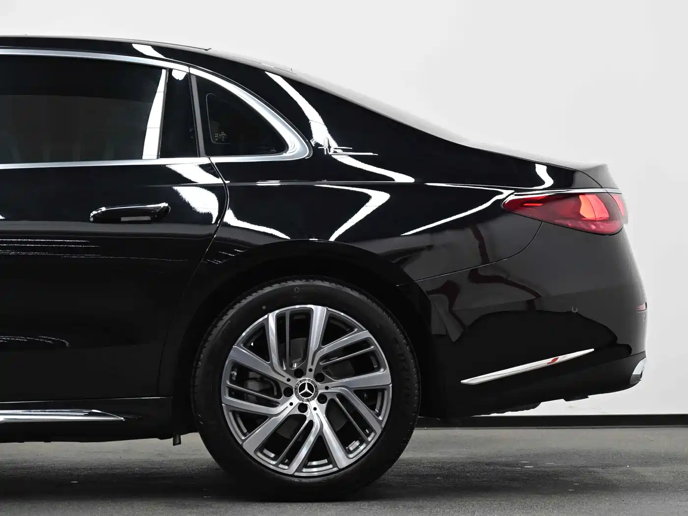 Mercedes-Benz E-Class 2025 E 300 L Fashion фото 19