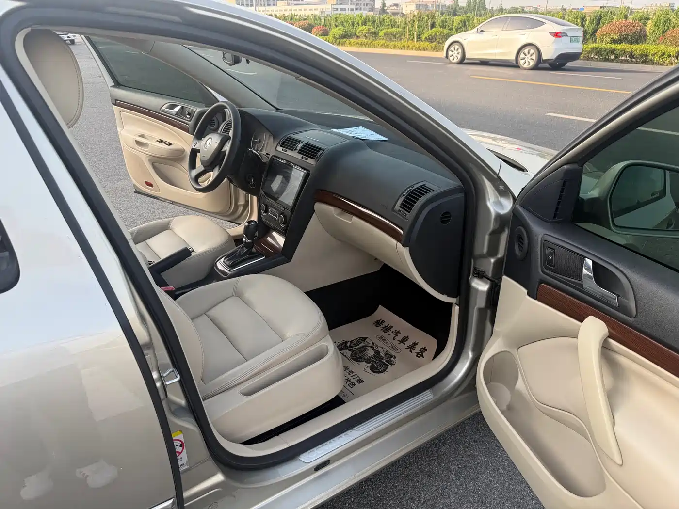 Škoda Octavia 2014 1.6L Auto Yijun Edition фото 6