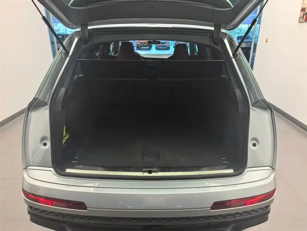 Audi SQ7 2024 4.0 TFSI фото 16