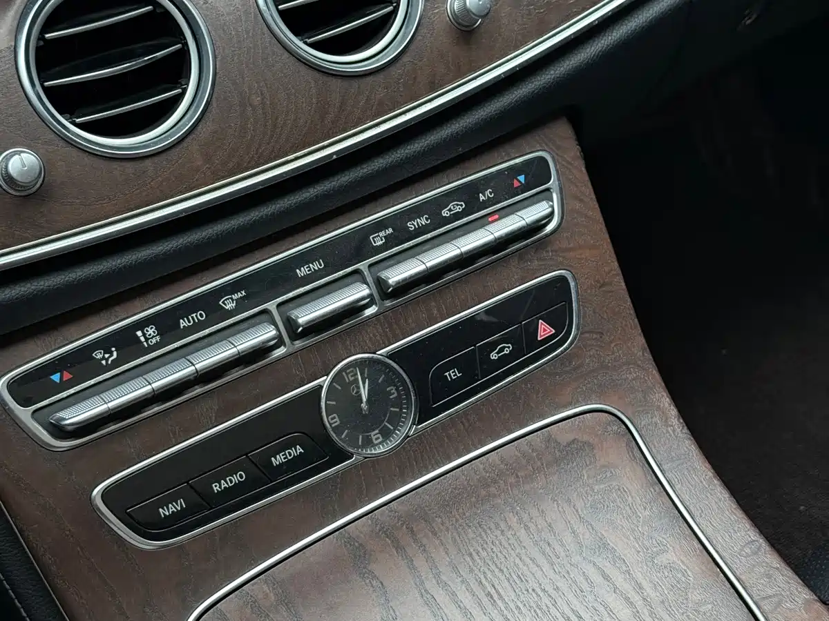 Фото 34 - Mercedes-Benz E-Class