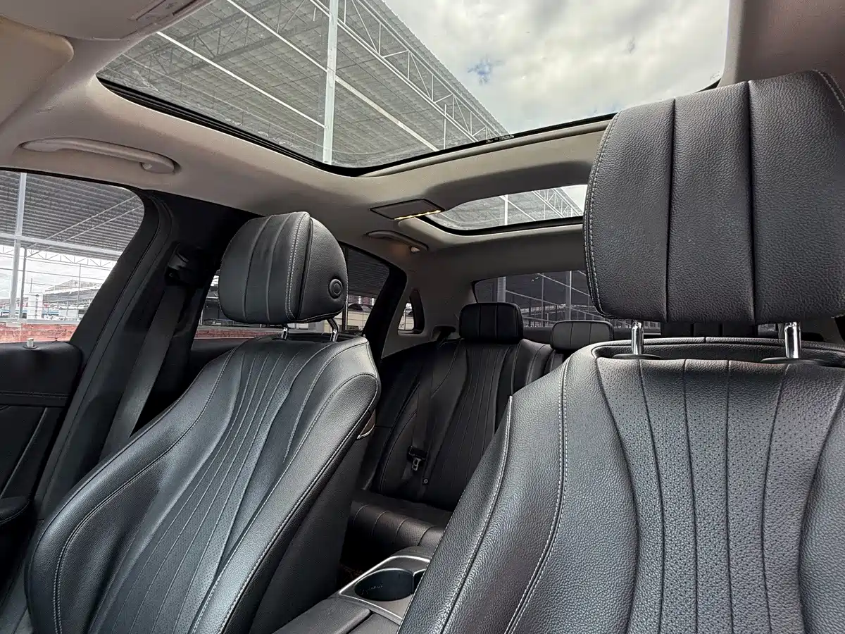 Фото 35 - Mercedes-Benz E-Class