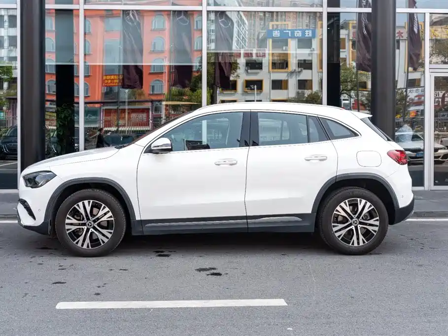 MERCEDES-BENZ GLA