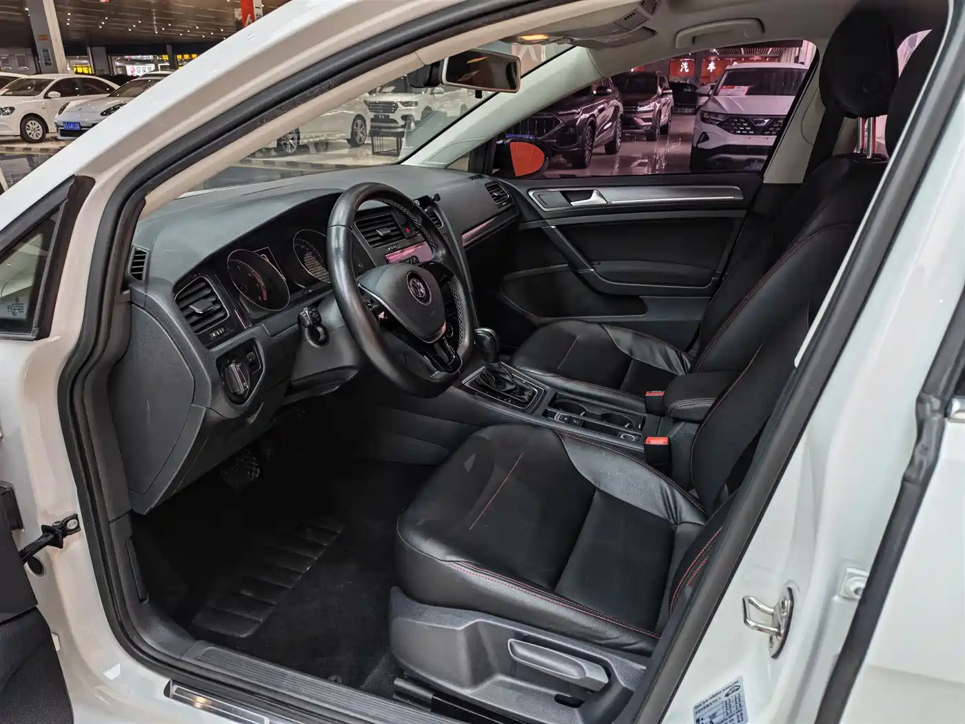 Volkswagen Golf 2017 1.6L Auto Comfort Millionth Edition фото 7
