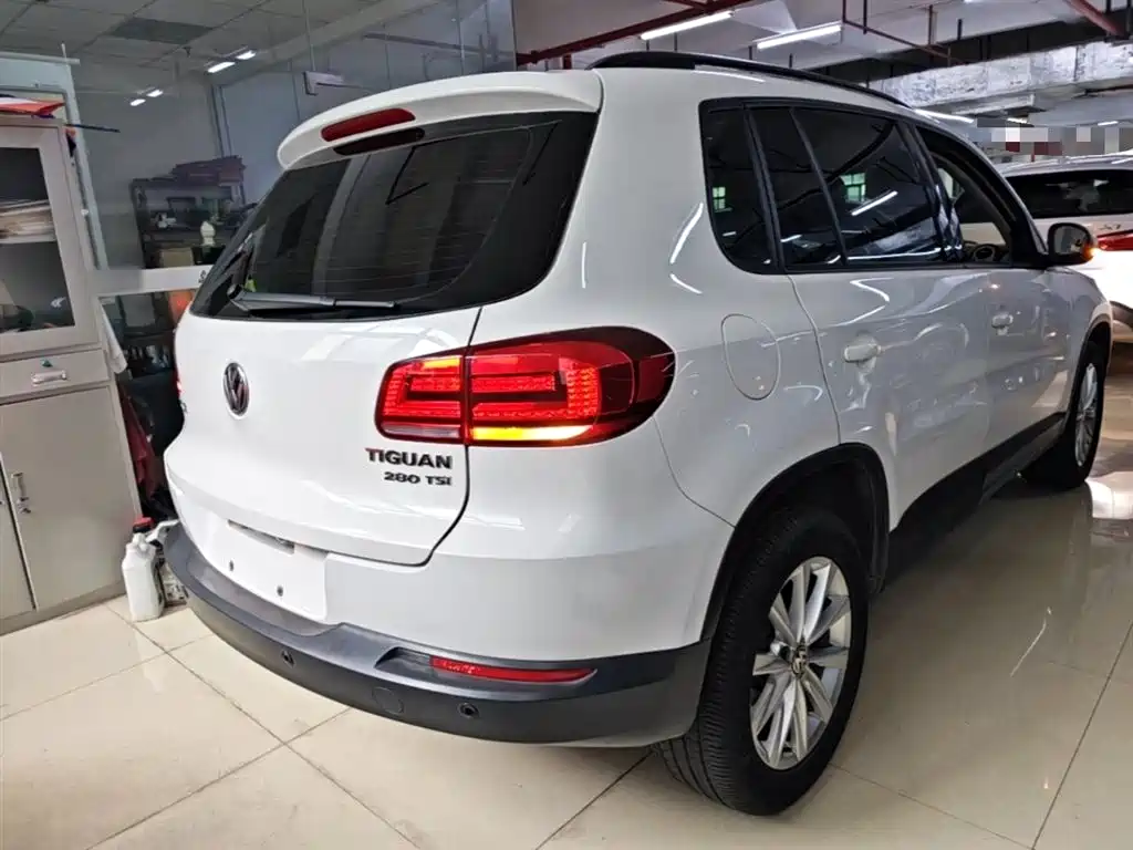 VOLKSWAGEN TIGUAN