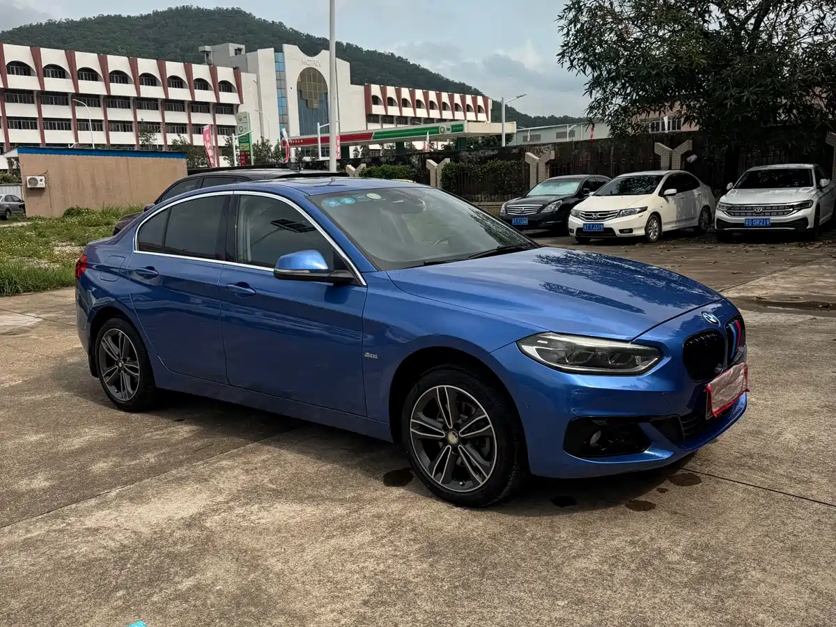 BMW 1 Series 2017 118i Sport фото 3