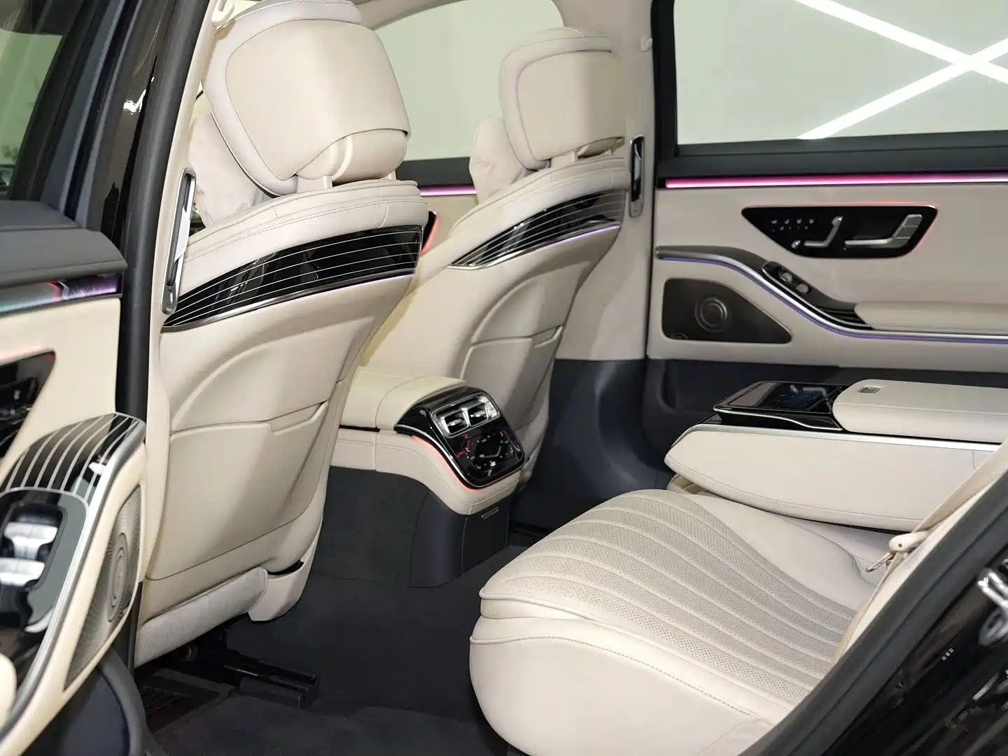 Photo 10 - Mercedes-Benz S-Class