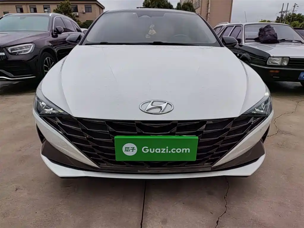 Hyundai Elantra 2022 1.5L CVT LUX Premium Edition фото 3