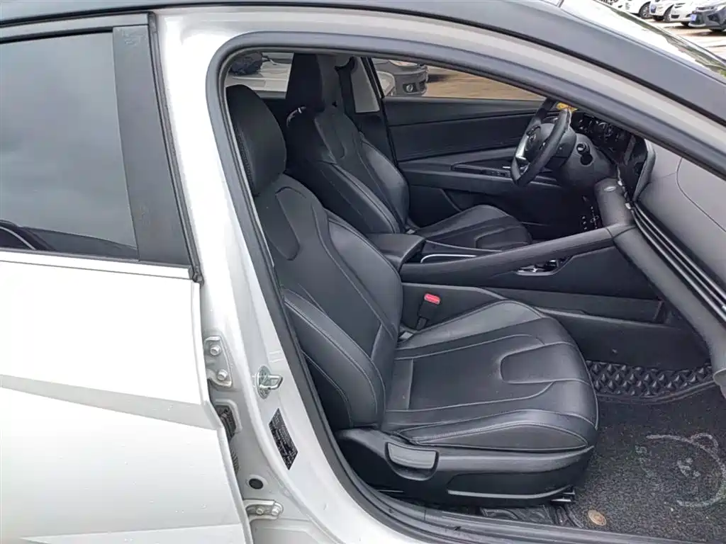 Hyundai Elantra 2022 1.5L CVT LUX Premium Edition фото 25